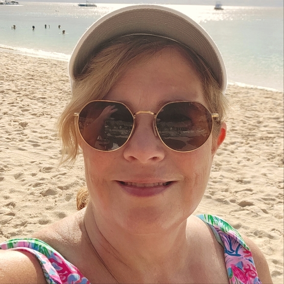 Meet your Posher, Jennifer - Picture 1 of 2